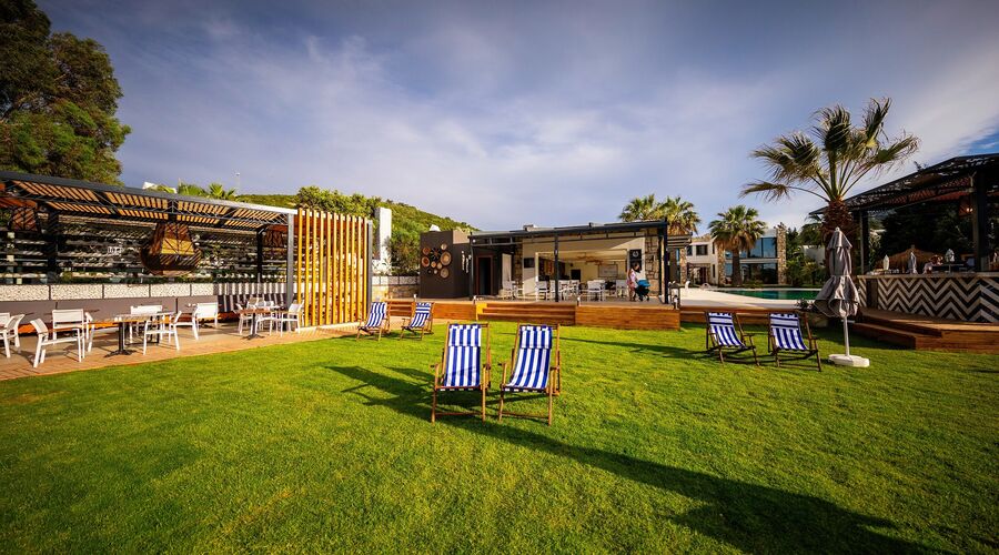 Moyo Beach Hotel