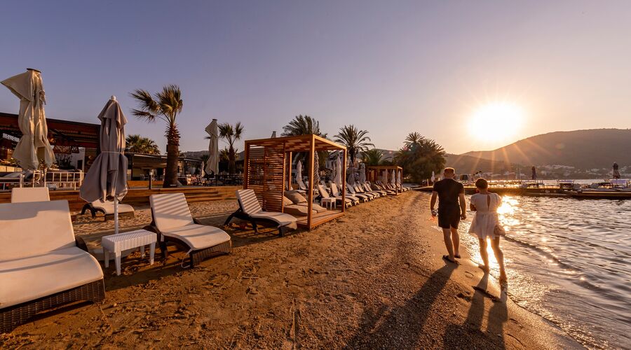 Moyo Beach Hotel
