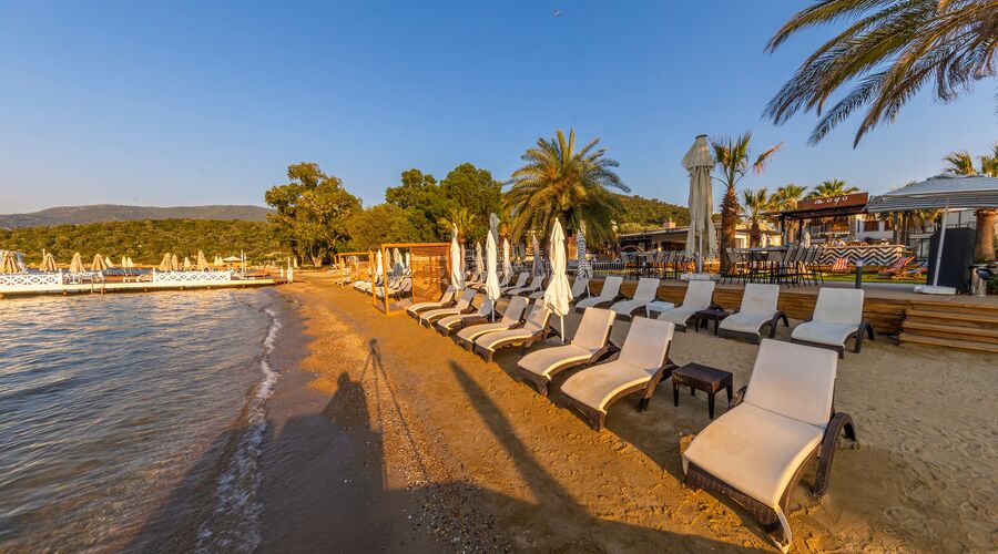 Moyo Beach Hotel
