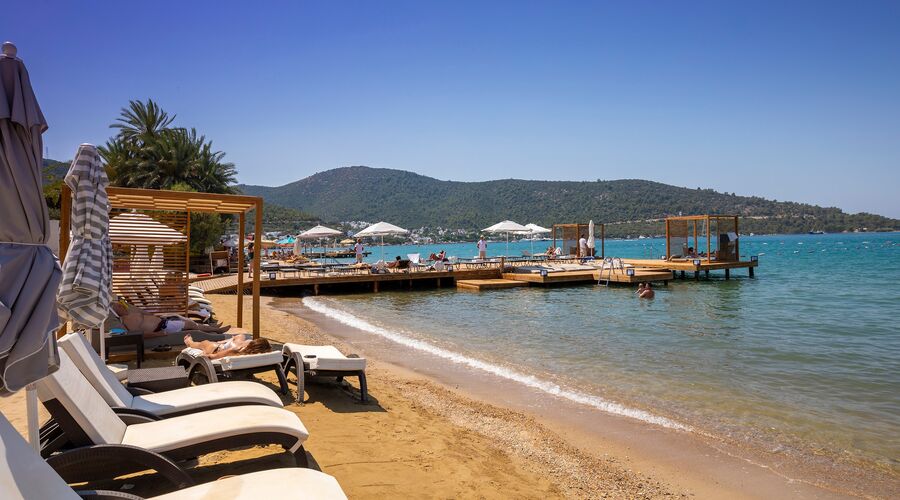 Moyo Beach Hotel