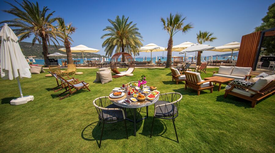 Moyo Beach Hotel