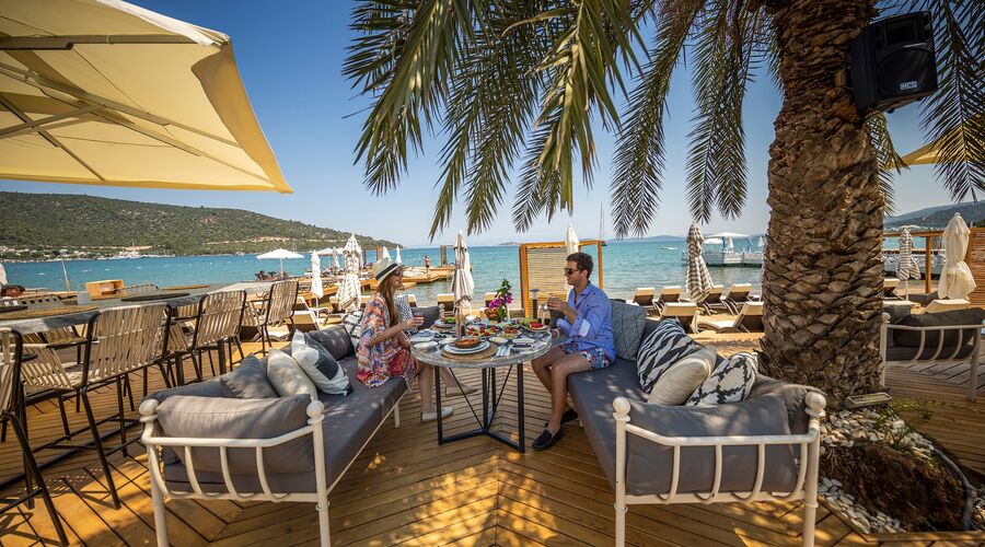 Moyo Beach Hotel